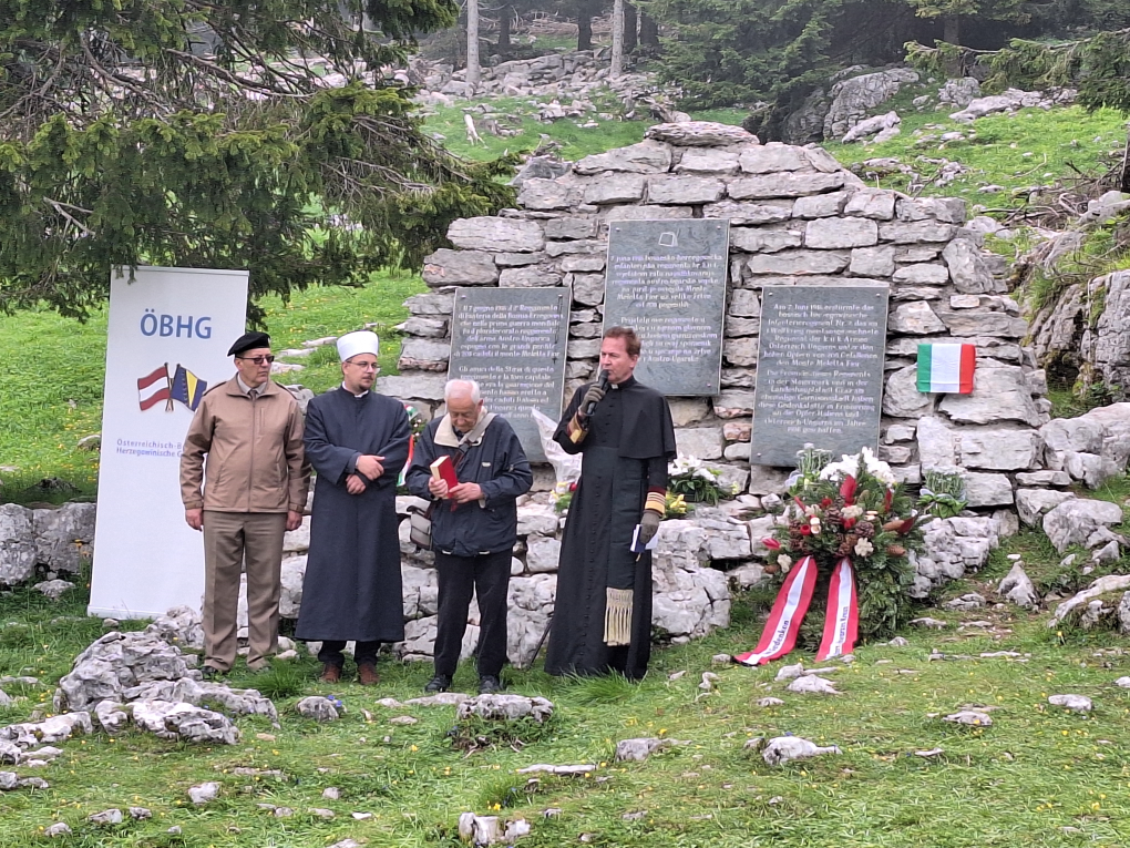 Militärdekan Dr. Christian Thomas Rachlé (rechts) mit 2 Imamen und dem Ortspfarrer vor dem Denkmal am Fuße des monte Meletta-Fior