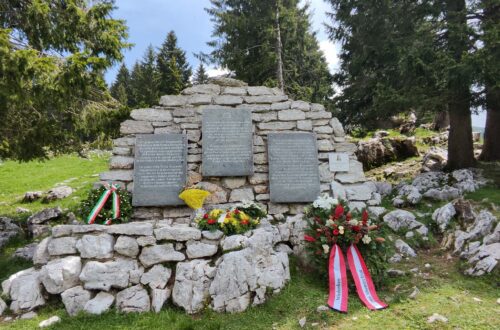 Denkmal am Fuße des Monte Meletta-FIor